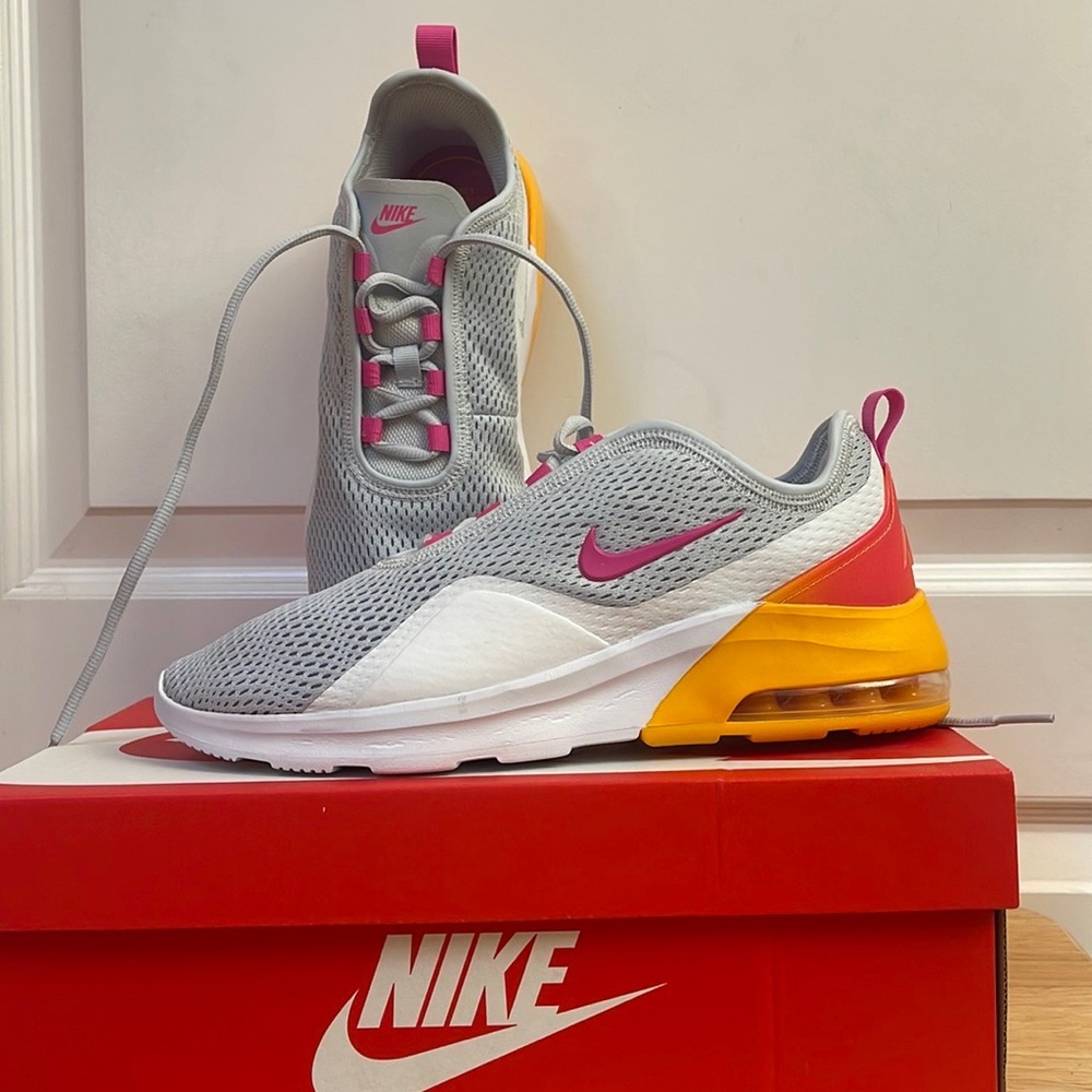 NIB Womens Nike Air Max Motion 2 Size 9.5